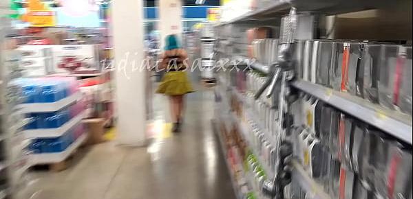  esposa de corno exibindo o rabo de calcinha fio dental dentro do supermercado lotado